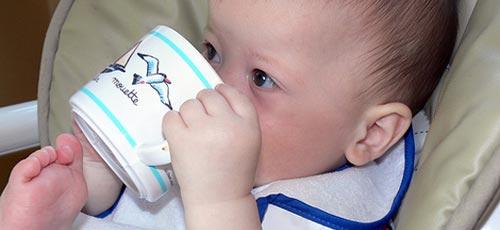 Bebés. Paso al vaso