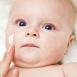 ¿Qué cremas necesita un bebé recién nacido?