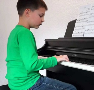 Cómo enseñar a tocar el piano a niños